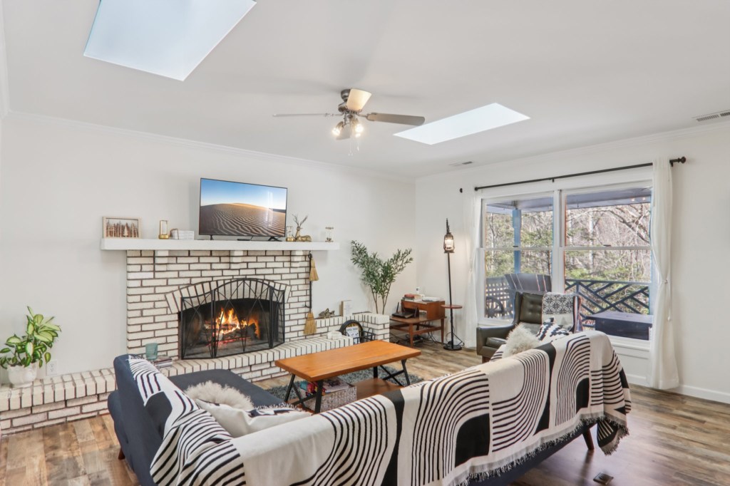 12-web-or-mls-210SpringValleyDr-S1701-008