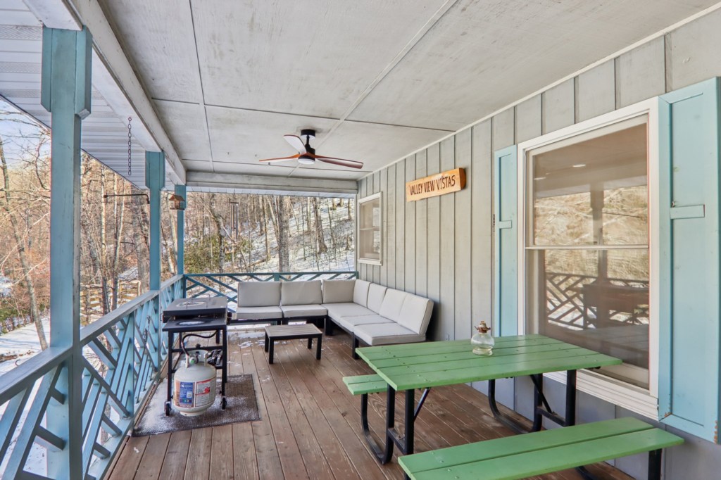 43-web-or-mls-210SpringValleyDr-S1701-039